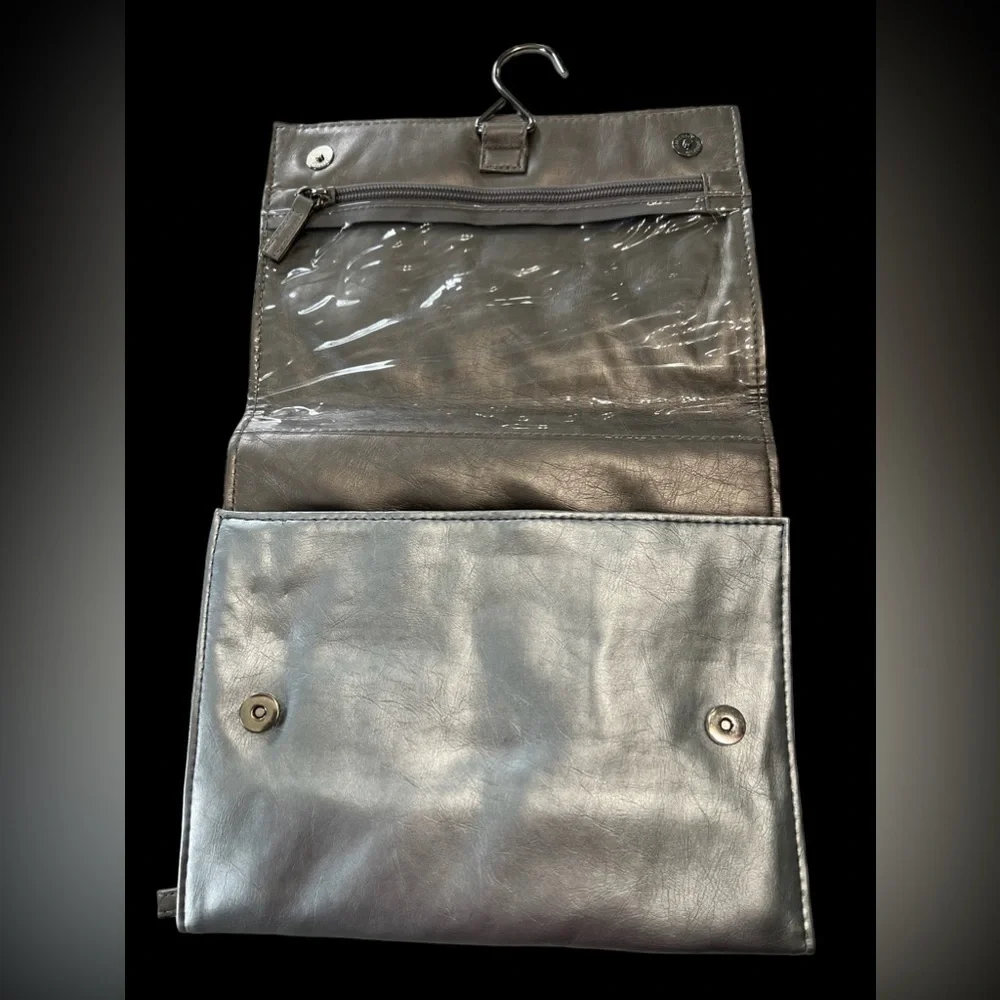 NICE QUALITY 3 COMPARTMENT TRI-FOLD TRAVEL BAG